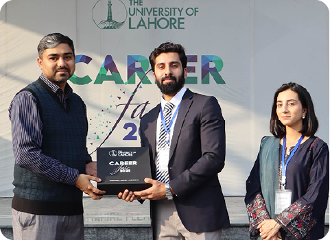 Soft Enterprise CEO receiving an award at UOL career fair