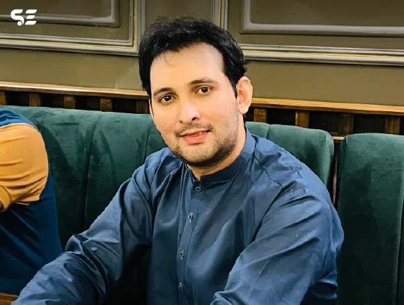 Soft Enterprise employee enjoying dinner & gathering.