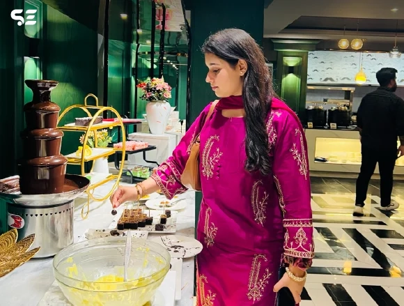 Soft Enterprise employee enjoying dinner together.