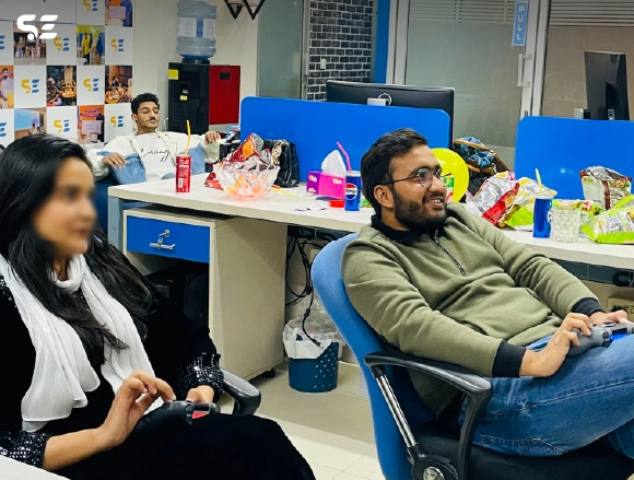 Soft Enterprise employees are enjoying indoor games during Team Games Day.